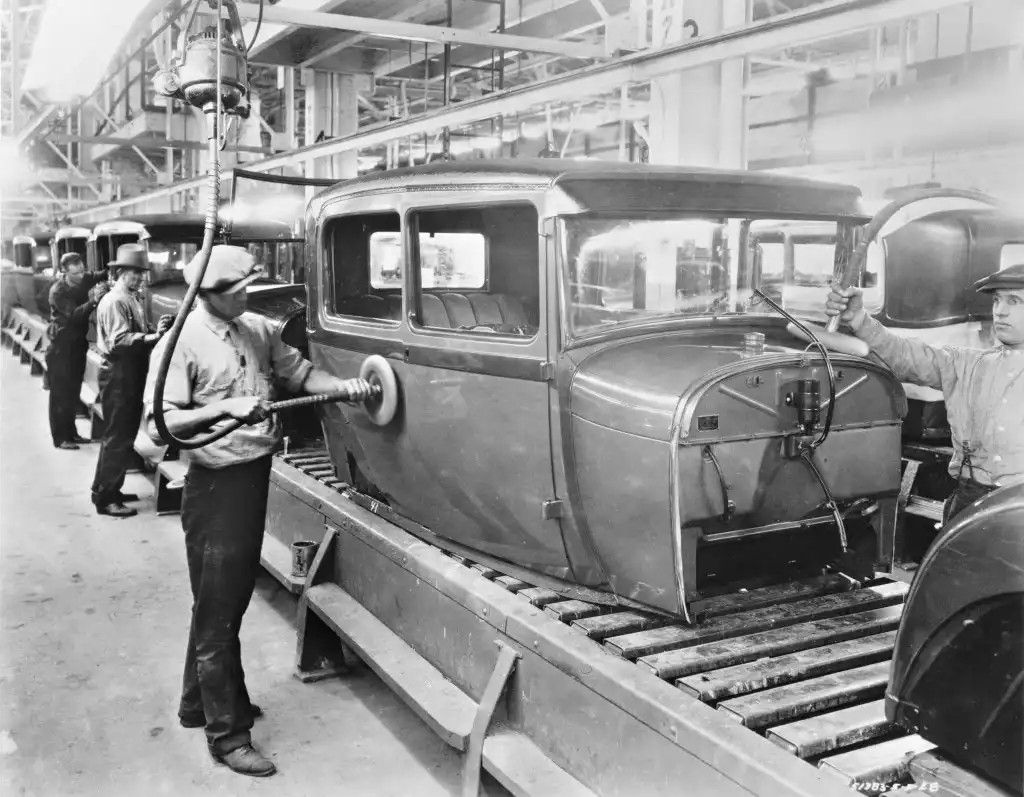 1800 - Stworzono pierwszy na świecie wosk. Został opracowany z tłuszczów zwierzęcych. Służył do ochrony farb nakładanych na powozy konne. Bracia, John, Joseph i Samuel Frederick Connolly założyli warsztat obuwniczy oraz zajęli się naprawą uprzęży i ​​wyrobów rymarskich, następnie zajęli się skupem i wykańczaniem skór.